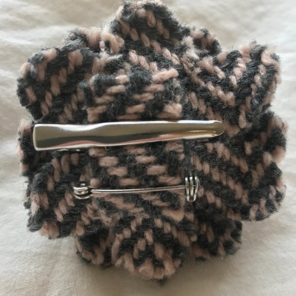 CHANEL  tweed camellia pin - Picture 3 of 3